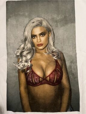 KYLIE Graphic tee size M 💋💋💋💋💋💋💋💋💋💋💋💋💋
